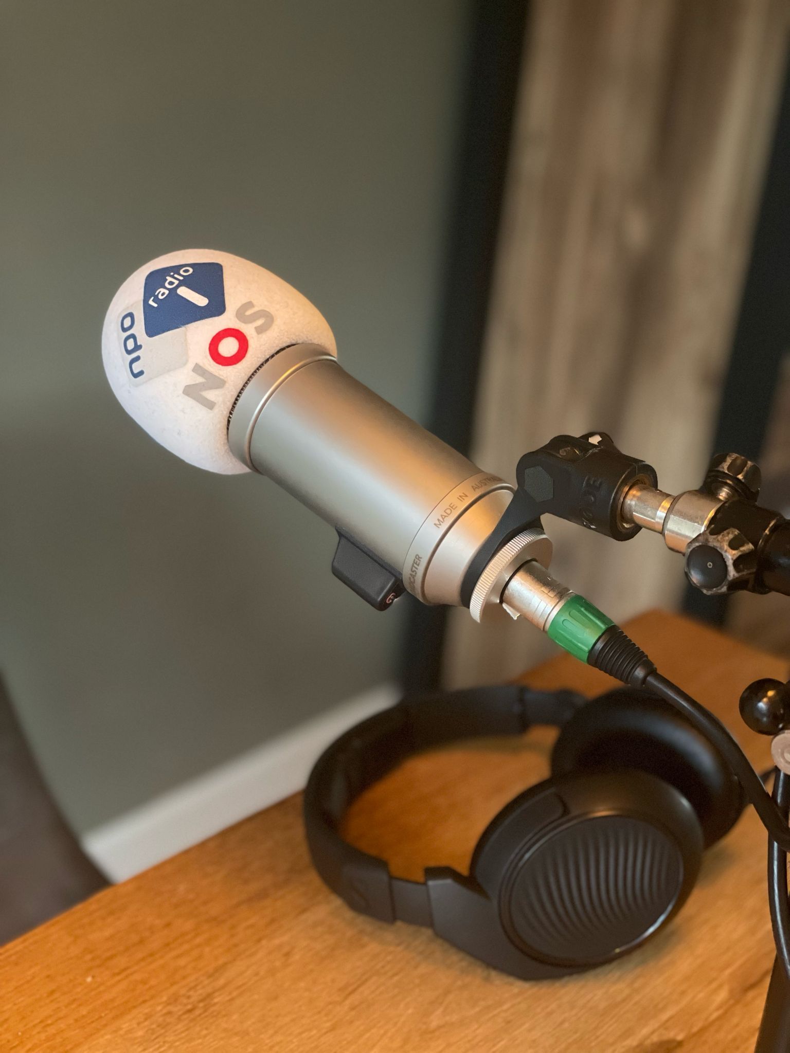 Lenny op de radio2 Microfoon van NOS radio 1