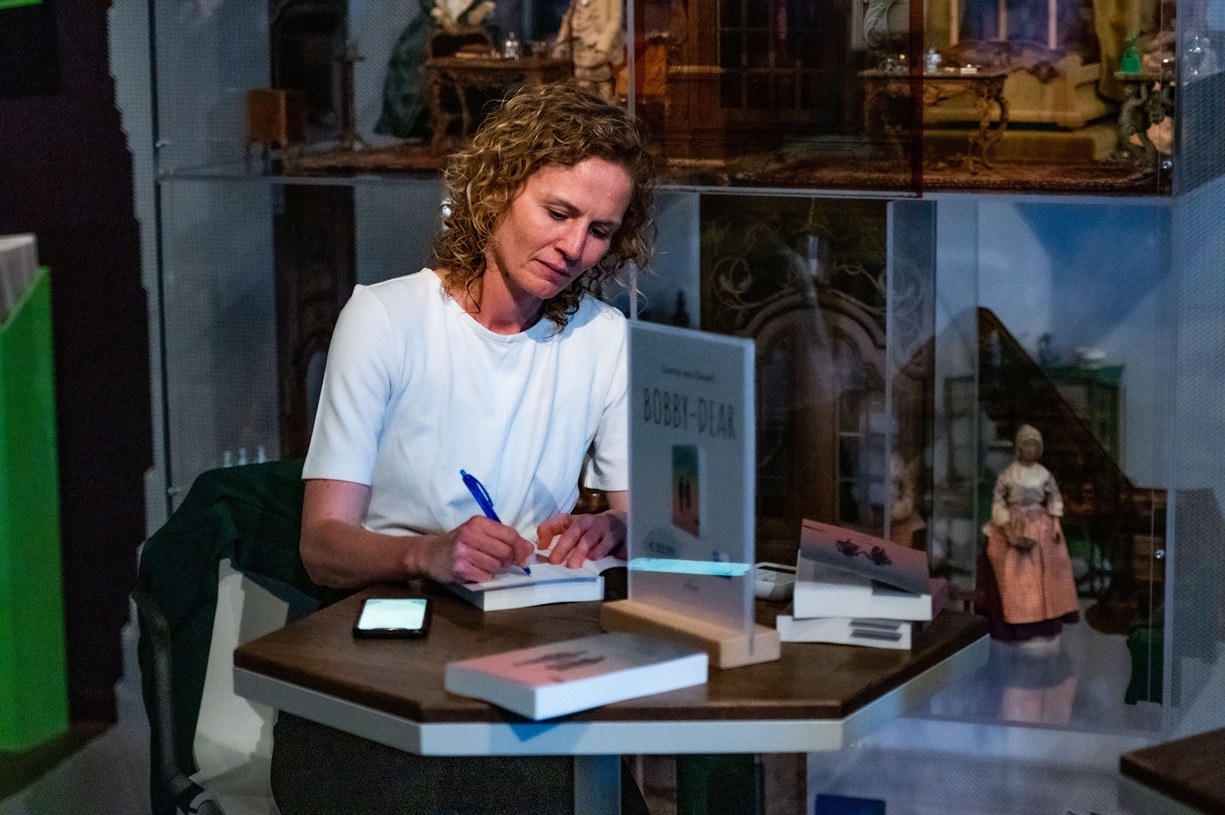 Bobby-dear_MvE_-1klein Lenny van Gessel signeert boeken