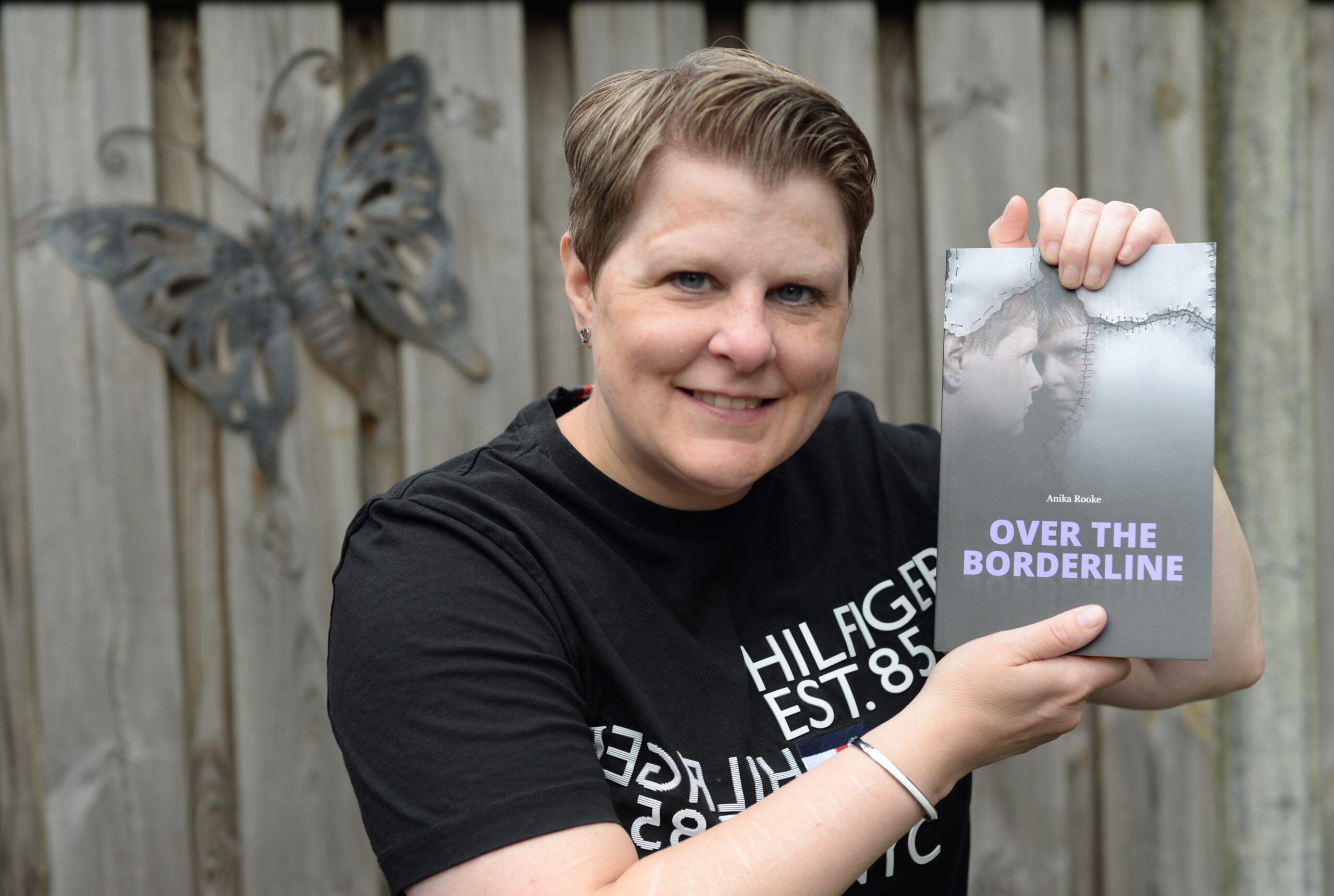 Boek over borderline Anika Rooke met haar boek over borderline, Over the borderline, uitgegeven door Avenir Publishing.